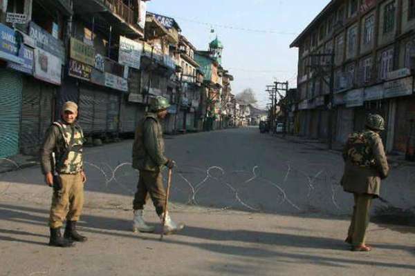 जम्मू में हटाई गई नेताओं की नजरबंदी लेकिन कश्मीर में रहेगी जारी