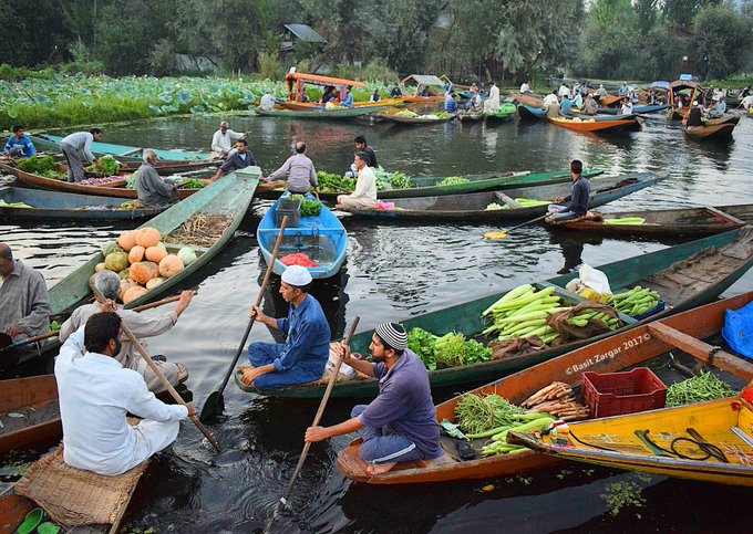 लॉकडाउन के बीच लोगों तक सब्जी पहुंचाने के लिए श्रीनगर के डल झील पर तैरती अस्थायी सब्जी मंडी