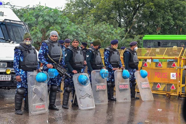 किसान आंदोलन के बीच सिंघु बॉर्डर पर तैनात सुरक्षाकर्मी