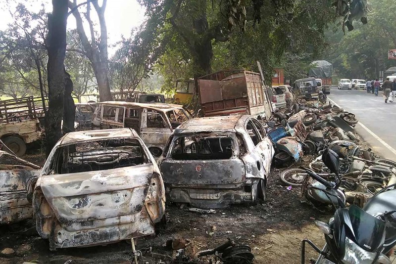 बुलंदशहर हिंसा के दौरान गाड़ियों में तोड़-फोड़ और आगजनी