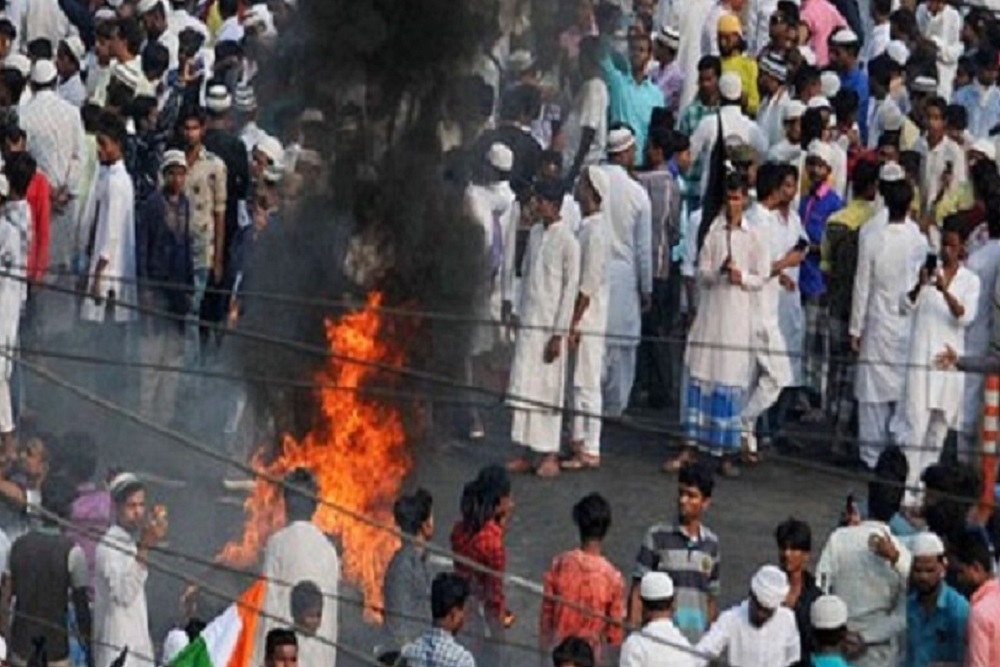 नागरिकता संशोधन कानून के विरोध में पश्चिम बंगाल में भी हिंसा, 25 बसों में लगाई आग