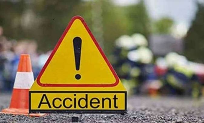 मुंबई-गोवा राजमार्ग पर भीषण सड़क हादसा, ट्रक और वैन की टक्कर में नौ लोगों की मौत