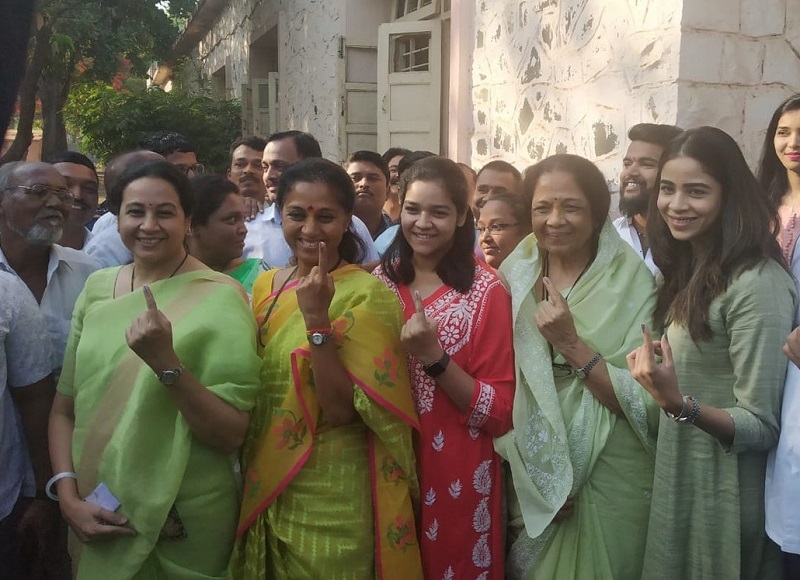 राष्ट्रवादी कांग्रेस पार्टी की उम्मीदवार सुप्रिया सुले ने अपने परिवार के साथ महाराष्ट्र  के बारामती में अपना वोट डाला