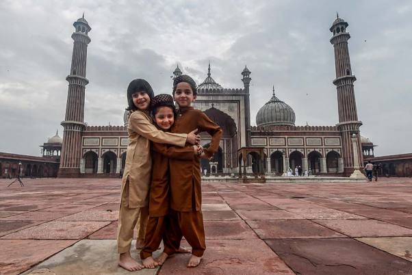 नई दिल्ली स्थित जामा मस्जिद में ईद-उल-अजहा की एक दूसरे को बधाईयां देते बच्चे