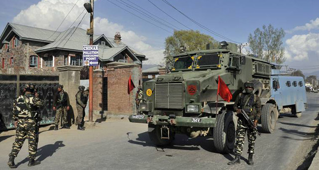 श्रीनगर में सीआरपीएफ के काफिले पर हमला, 6 जवान जख्‍मी
