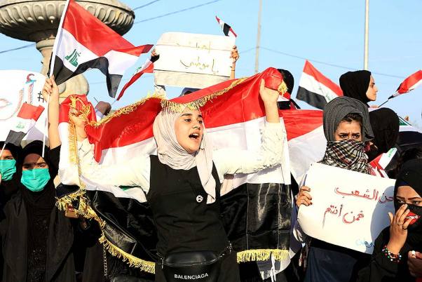 इराक  के बसरा में सरकार विरोधी प्रदर्शन में भाग लेते छात्र