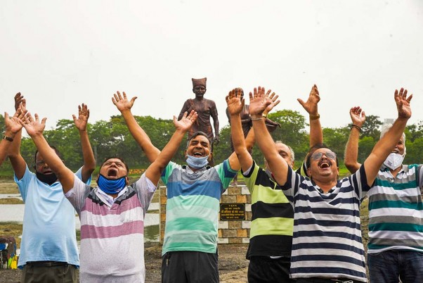 नवी मुंबई के मिनी सीहोर में अंतरराष्ट्रीय योग दिवस से पहले योग करते लोग