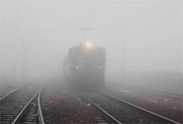 उत्तर भारत में ठंड का कहर जारी, 450 उड़ानों में देरी, 40 रद्द, 34 ट्रेनें लेट
