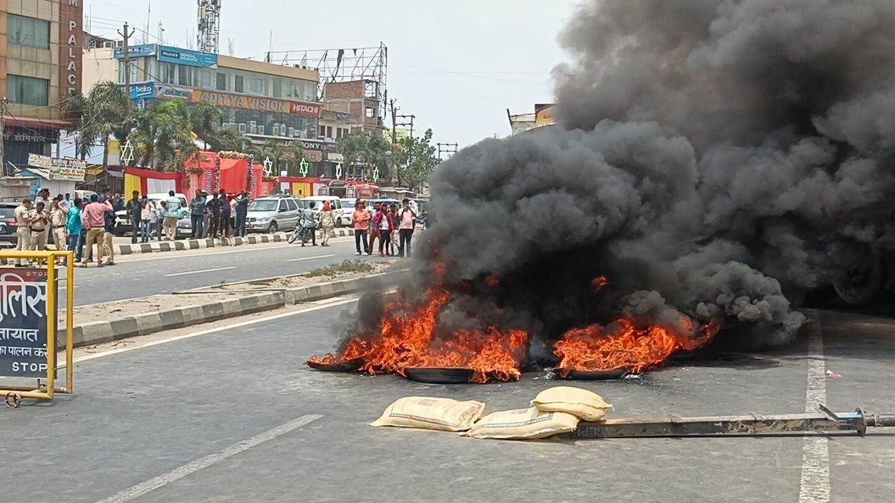अग्निपथ स्कीम को लेकर बिहार में हिंसक विरोध जारी, आंदोलनकारियों ने पुलिस चौकी में वाहनों में लगाई आग