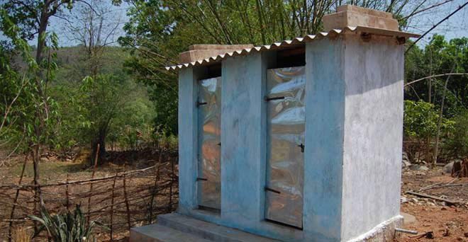 UP: ग्रामीणों ने अपने पैसों से बनवाया सार्वजनिक शौचालय, लौटाए सरकार के 17 लाख