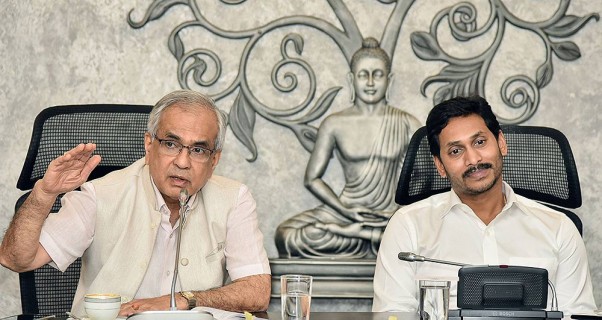 अमरावती स्थित सचिवालय में बैठक के दौरान नीती अयोग के उपाध्यक्ष राजीव कुमार और आंध्र प्रदेश के सीएम वाईएस जगनमोहन रेड्डी