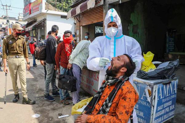 पंजाब में कोविड पाबंदी 10 अप्रैल तक बढ़ाने के आदेश, भीड़ वाले इलाकों में मोबाइल टीकाकरण