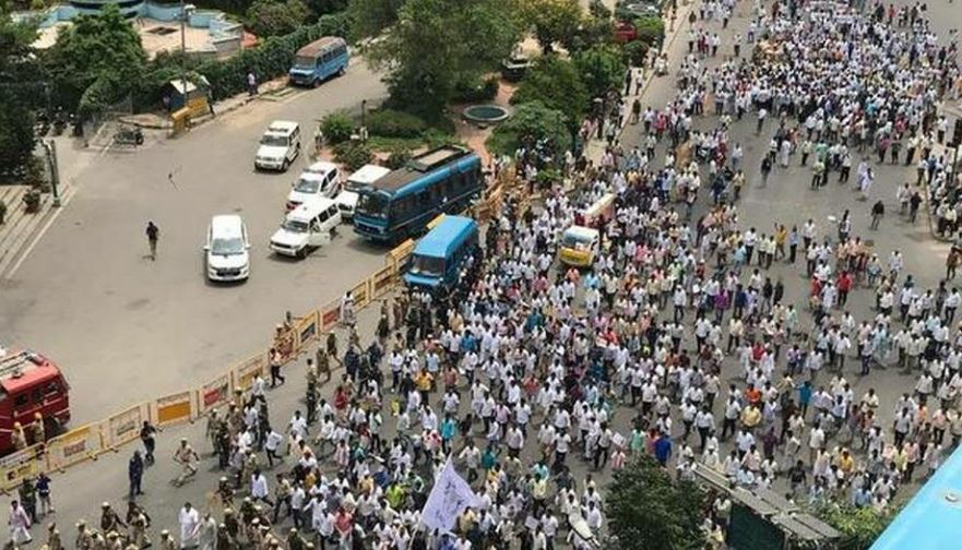 डीके शिवकुमार की गिरफ्तारी के विरोध में कांग्रेस, जेडीएस और वोक्कालिगा समुदाय का प्रदर्शन