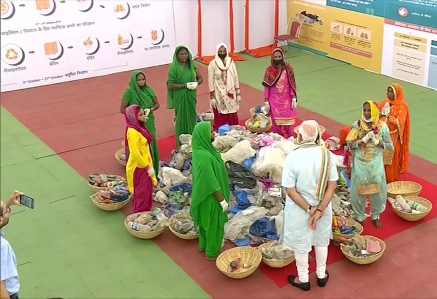 मथुरा में कचरे से प्लास्टिक उठाने वाली महिलाओं से मुलाकात करते प्रधानमंत्री नरेन्द्र मोदी