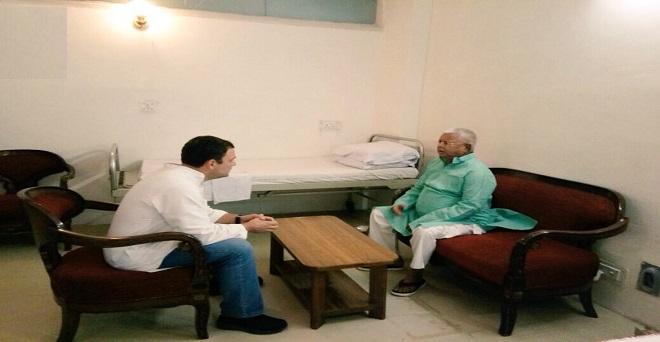 दिल्ली एम्स में लालू प्रसाद से मिले कांग्रेस अध्‍यक्ष राहुल गांधी