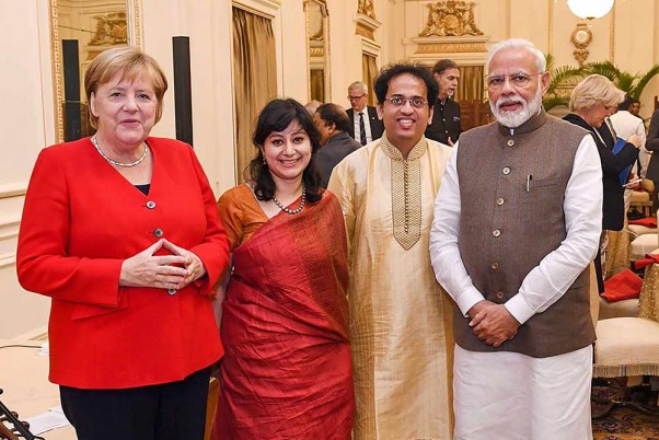 नई दिल्ली स्थित हैदराबाद हाउस में संगीतकारों के साथ प्रधानमंत्री नरेंद्र मोदी और जर्मन चांसलर एंजेला मर्केल
