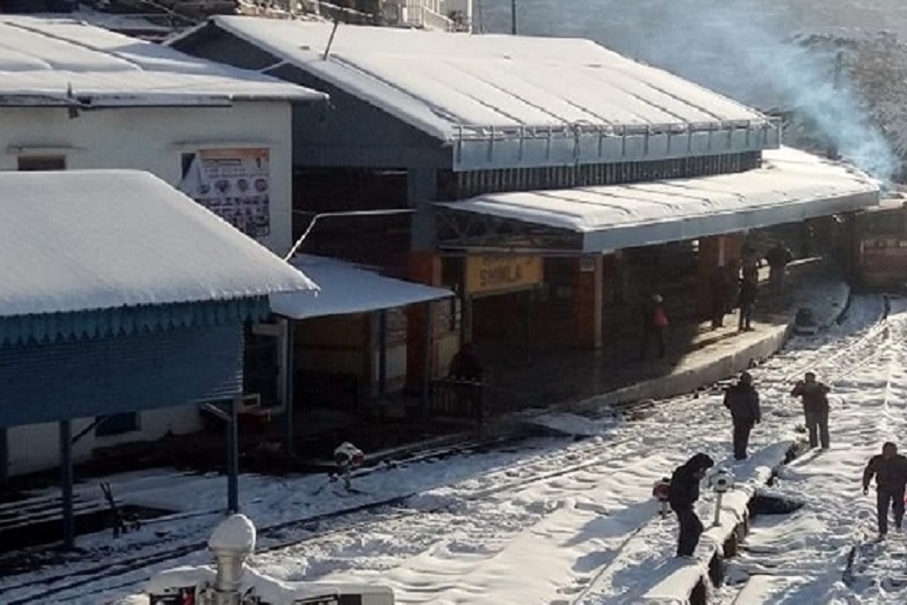 बर्फ की चादर से ढका शिमला रेलवे स्टेशन