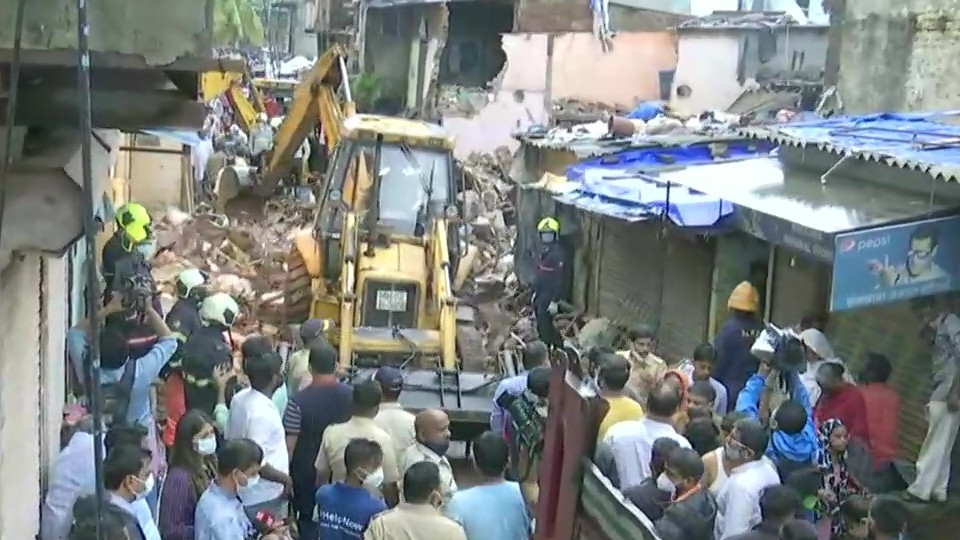 मुंबई में भारी बारिश, इमारत ढही, 11 लोगों की मौत और कई घायल