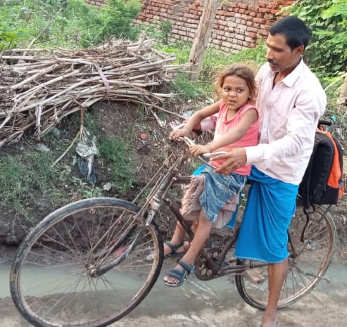 बीमार बेटे की जान बचाने के लिए हर महीने 400 किमी साइकिल चलाता है दिलीप, इस गंभीर बीमारी से पीड़ित है विवेक