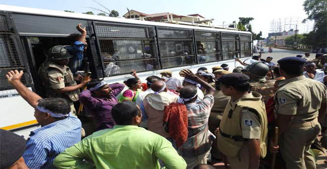 मुख्यमंत्री आवास की तरफ कुच कर रहे ओडिशा के किसानों को पुलिस ने लिया हिरासत में