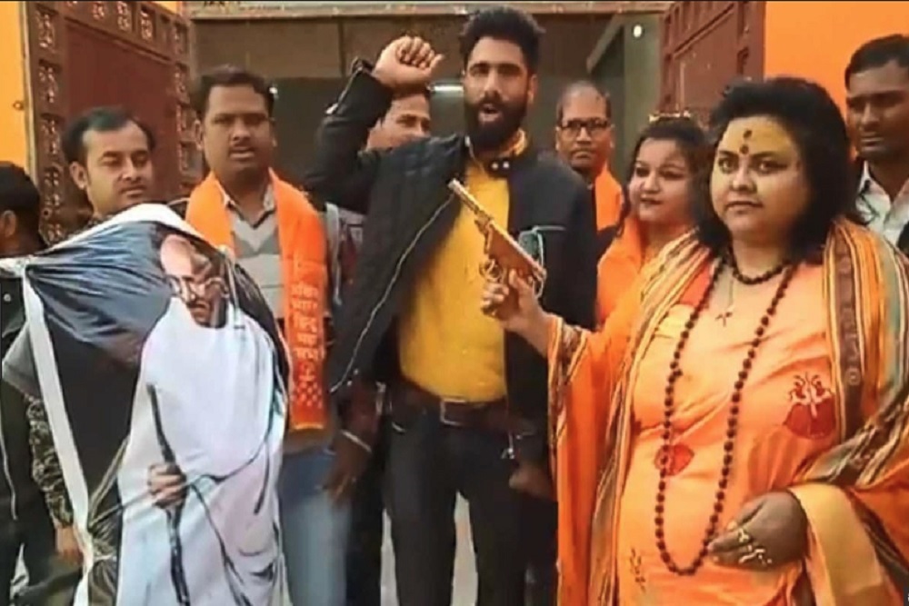 महात्मा गांधी के पुतले पर गोलियां चलाने वाली हिंदू महासभा की पूजा पांडेय और उसका पति गिरफ्तार
