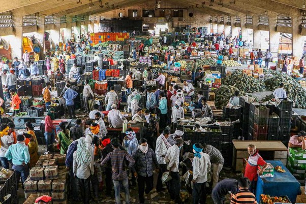 लॉकडाउन के नियमों का उल्लंघन कर नागपुर के थोक बाजार में लगी लोगों की भीड़