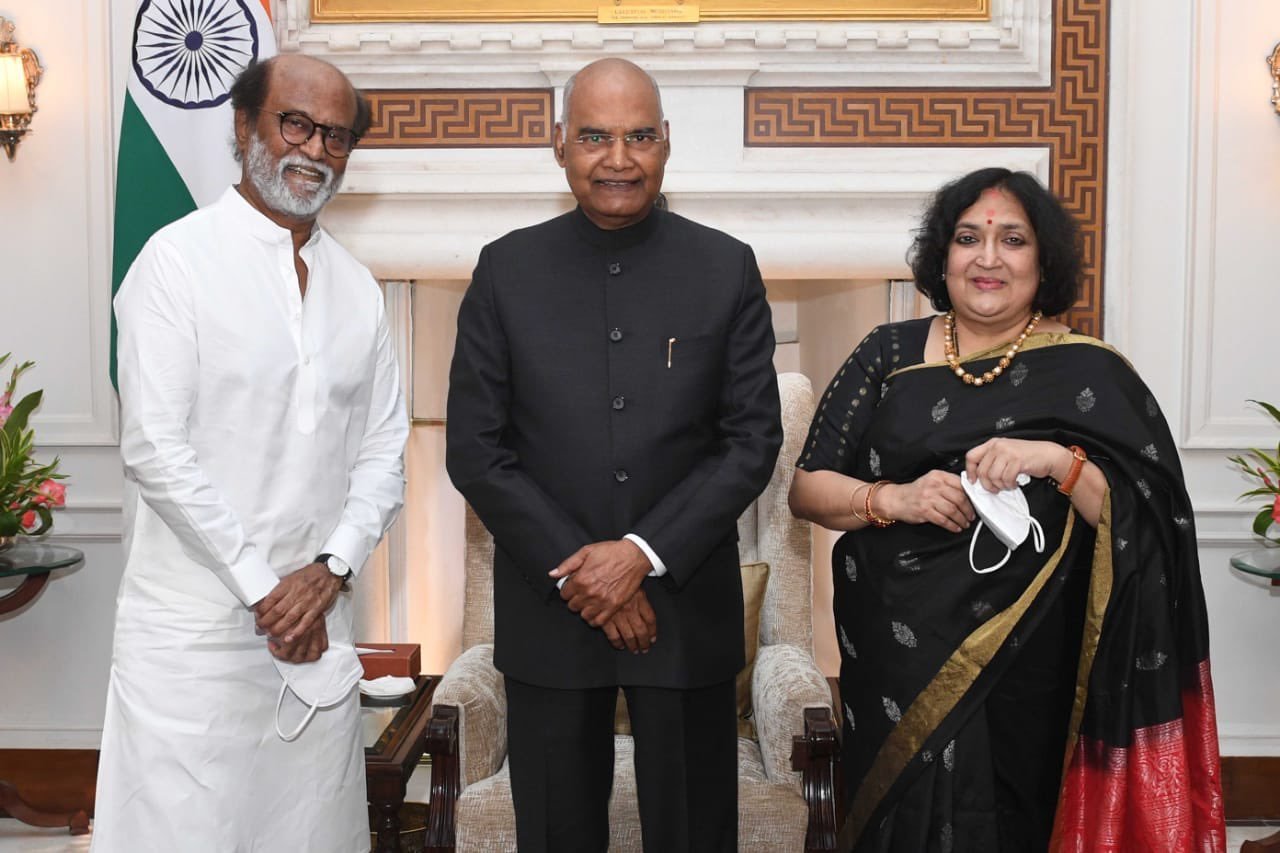 दादा साहब फाल्के पुरस्कार विजेता सुपरस्टार रजनीकांत की राष्ट्रपति रामनाथ कोविंद से मुलाकात