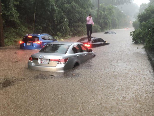 अमेरिका की राजधानी वाशिंगटन डीसी में बारिश से सड़कों में भरा पानी। व्हाइट हाउस भी हुआ प्रभावित।