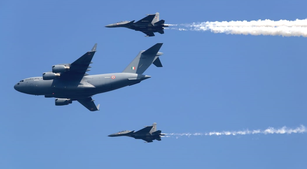 वायुसेना दिवस के दौरान हिंडन एयरबेस पर युद्धक विमानों का प्रदर्शन