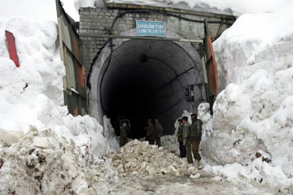 जम्मू-कश्मीर: हिमस्खलन से जवाहर सुरंग में फंसे 10 पुलिसकर्मी, दो को बचाया गया