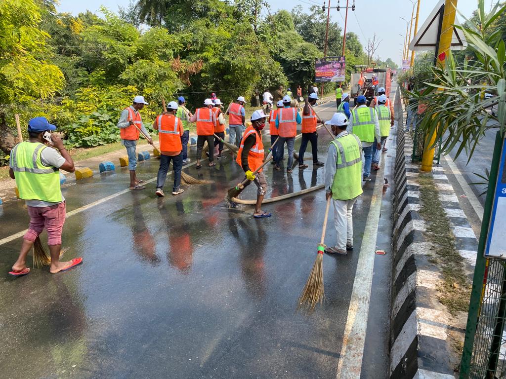 दीपोत्सव 2020 के मद्देनजर सहादतगंज में सड़कों की सफाई करते नगर निगम का विशेष सफाई दल