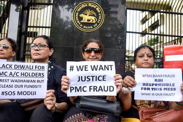 मुंबई में भारतीय रिजर्व बैंक भवन के बाहर विरोध प्रदर्शन करते हुए पंजाब और महाराष्ट्र कोऑपरेटिव (पीएमसी) बैंक के खाताधारक
