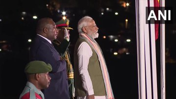 जी-7 शिखर सम्मेलन के बाद पापुआ न्यू गिनी पहुंचे PM मोदी, प्रधानमंत्री जेम्स मारापे ने पैर छूकर किया स्वागत