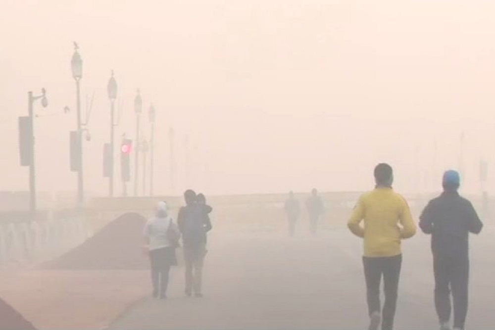राजधानी दिल्ली में हवा की गुणवत्ता ‘गंभीर’ श्रेणी में, लोगों से घरों से कम निकलने की गुजारिश