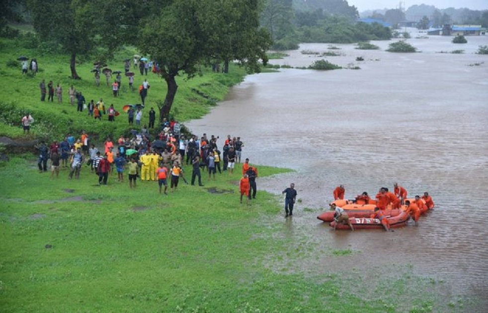 मुंबई की बाढ़ में फंसी महालक्ष्मी एक्सप्रेस से सभी 1050 यात्रियों को बचाया गया, रेस्क्यू ऑपरेशन पूरा