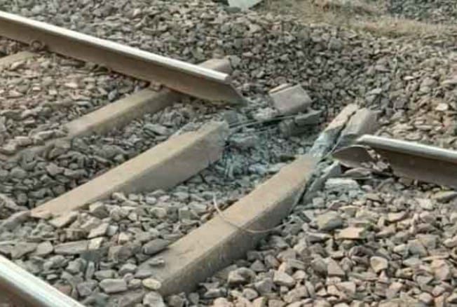 नक्‍सलियों ने रेल ट्रैक उड़ाया, हावड़ा-मुंबई रूट बाधित