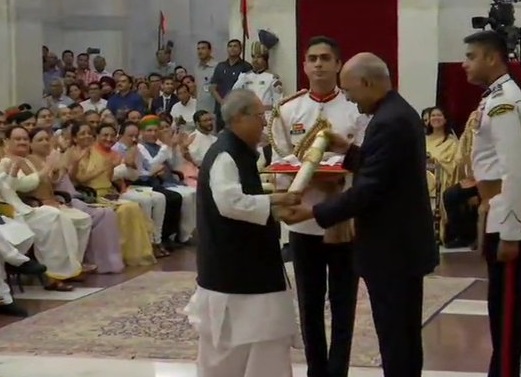 पूर्व राष्ट्रपति प्रणब मुखर्जी को 'भारत रत्न' से सम्मानित करते राष्ट्रपति रामनाथ कोविंद