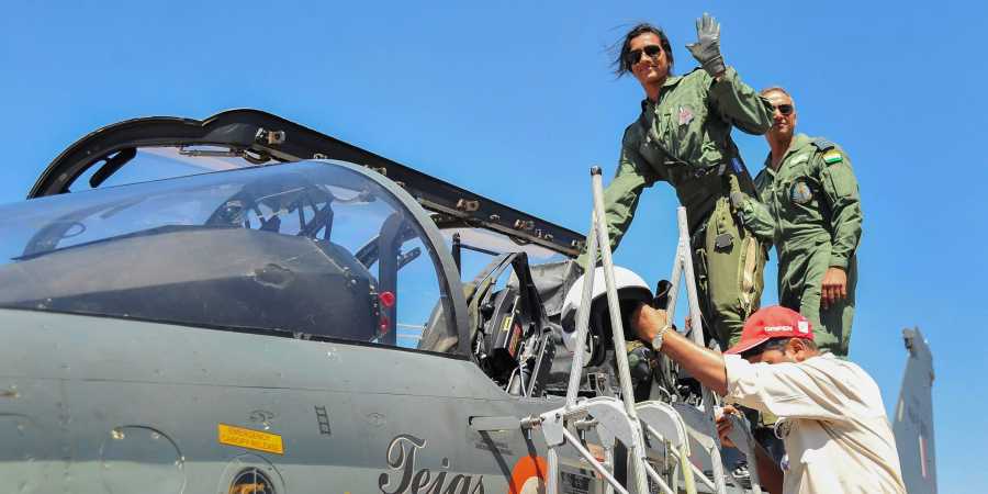 लड़ाकू विमान तेजस उड़ाने वाली पहली महिला बनीं भारतीय बैडमिंटन स्टार पीवी सिंधु