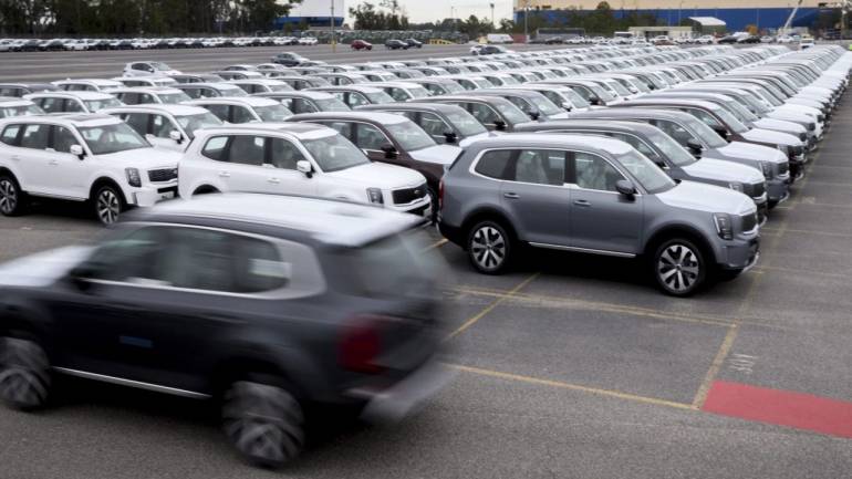 ऑटो सेक्टर में मंदी जारी, मारूति की बिक्री 33 फीसदी गिरी, हुंडई और महिद्रा में भी सुस्ती