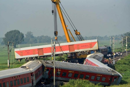 बिहार हादसा: दिल्ली जाने वाली अप लाइन बहाल, डाउन लाइन पर काम जारी