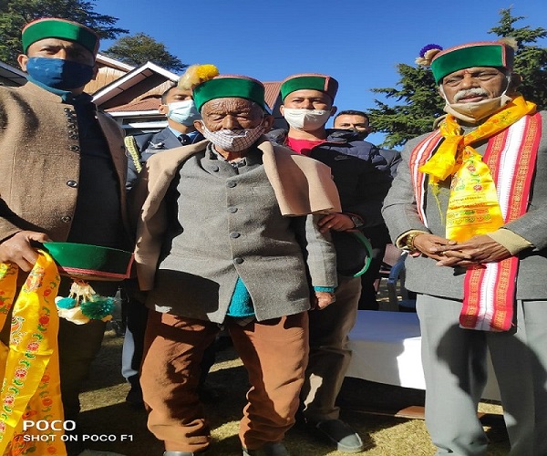 हिमाचल प्रदेशः स्वतंत्र भारत के प्रथम मतदाता से राज्यपाल ने की मुलाकात, कर रहे हैं लोकतंत्र के प्रति जागरुक