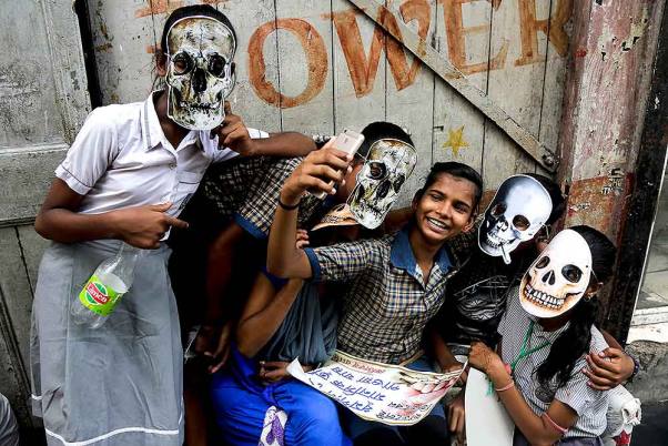 कोलकाता में विश्व तंबाकू निषेध दिवस पर जागरूकता रैली में भाग लेते स्कूली बच्चे