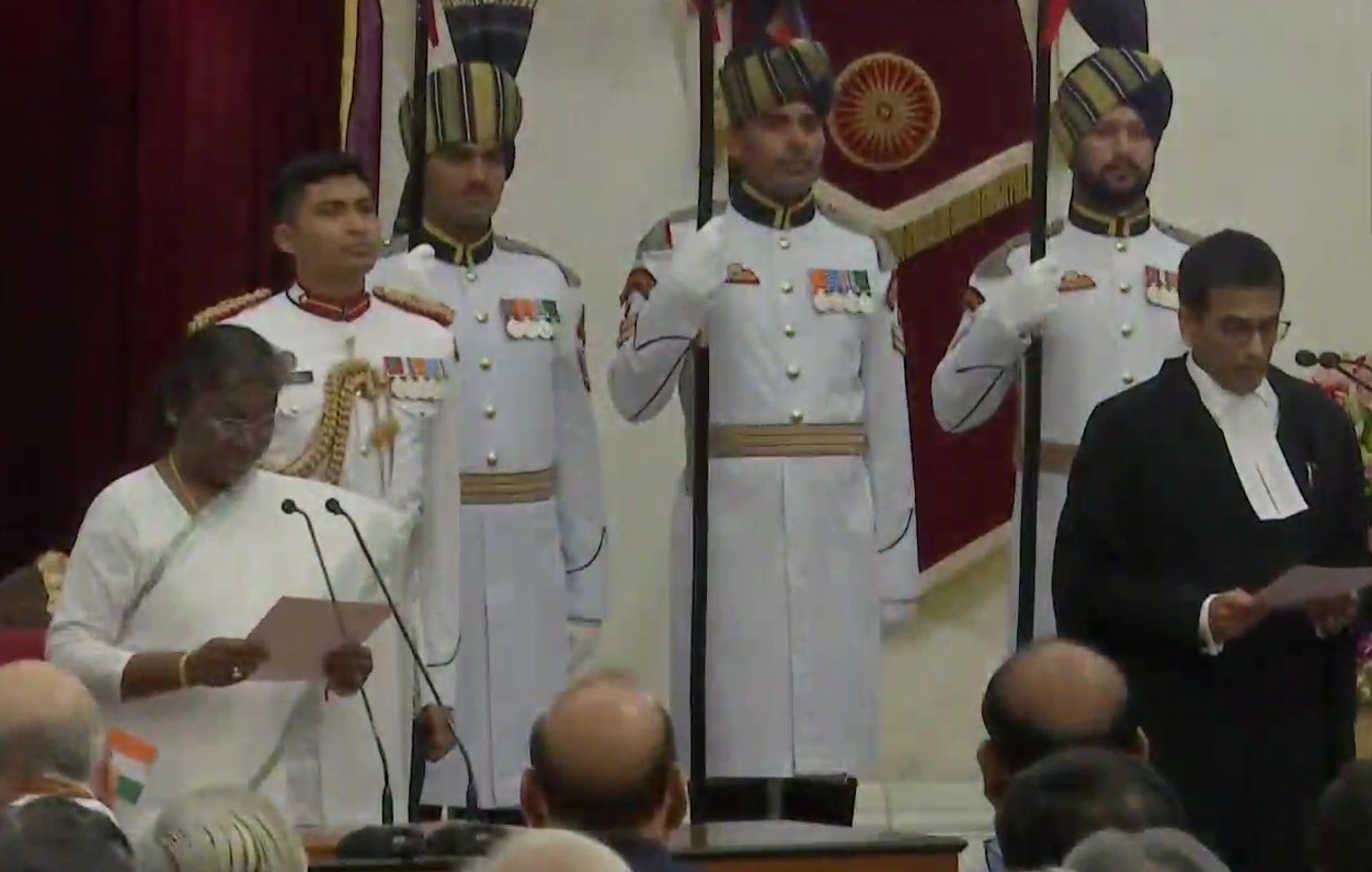 भारत के 50वें मुख्य न्यायाधीश बने न्यायमूर्ति डी वाई चंद्रचूड़, राष्ट्रपति ने दिलाई शपथ
