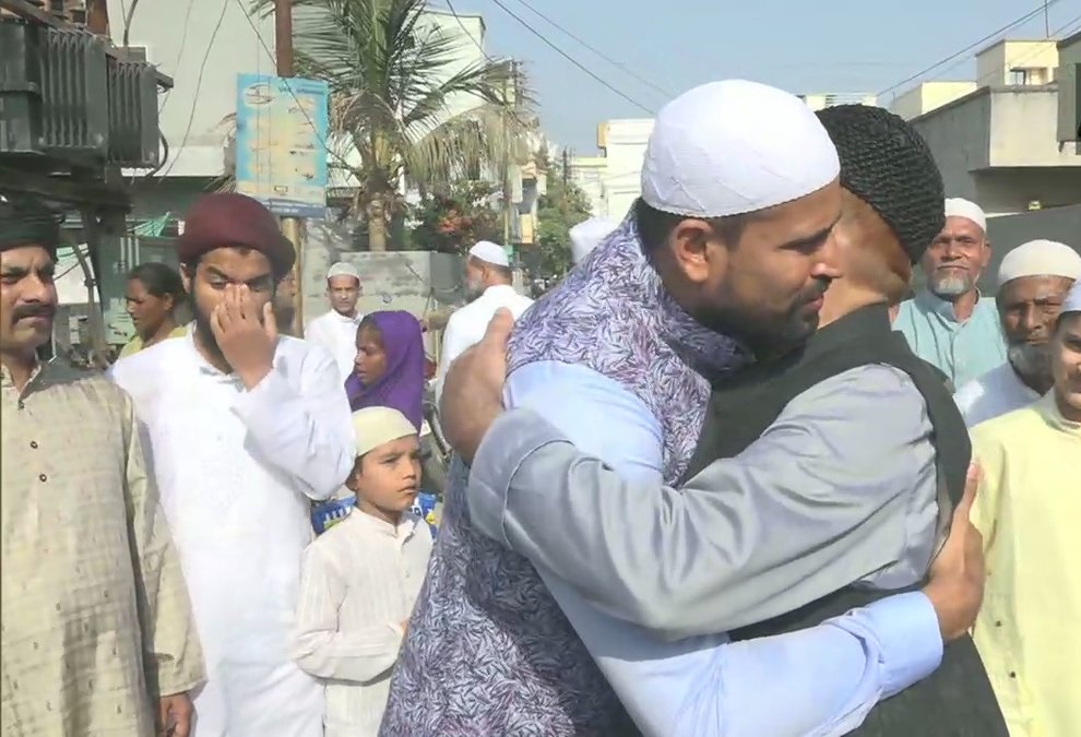 क्रिकेटर यूसुफ पठान ईद-उल-फितर पर वडोदरा में नमाज अदा करने के बाद लोगों को बधाई देते हुए