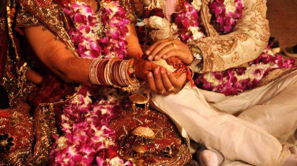 झारखंड में दिलचस्प शादी, एक ही मंडप में बाप-बेटे, ससुर-दामाद, भाई-बहन और मौसी ने लिए फेरे, 55 जोड़े ने रचाई शादी