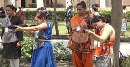 विश्व हिंदू परिषद दे रहा लड़कियों को हथियार चलाने की ट्रेनिंग
