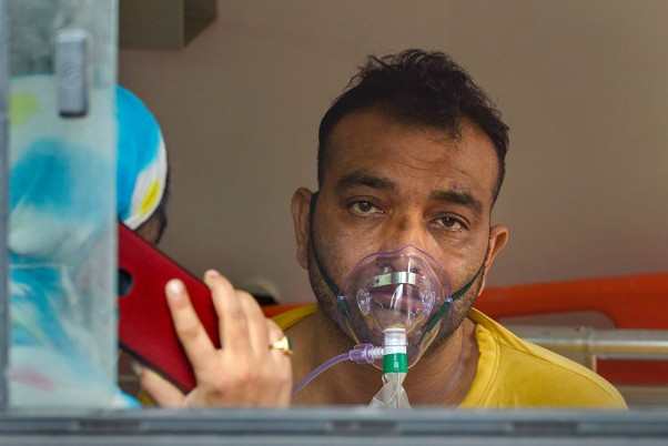 राजधानी दिल्ली में कोरोना के प्रसार को रोकने के लिए चल रहे लॉकडाउन के दौरान सरकारी अस्पताल में भर्ती होने का इंतजार करता एक कोरोना संदिग्ध मरीज