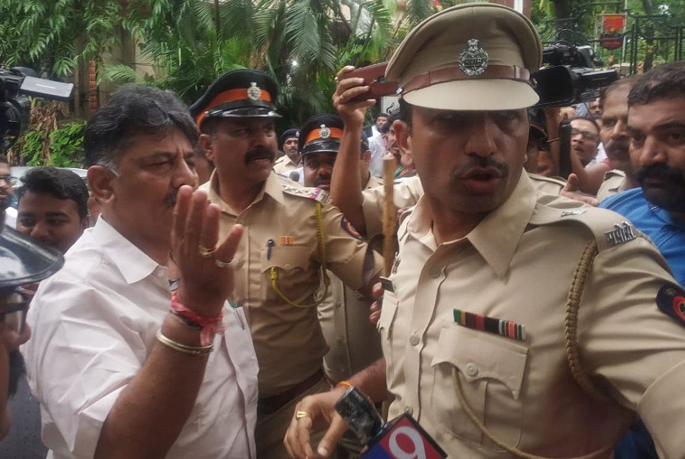 बागी विधायकों से मिलने मुंबई पहुंचे डीके शिवकुमार, पुलिस ने रोका