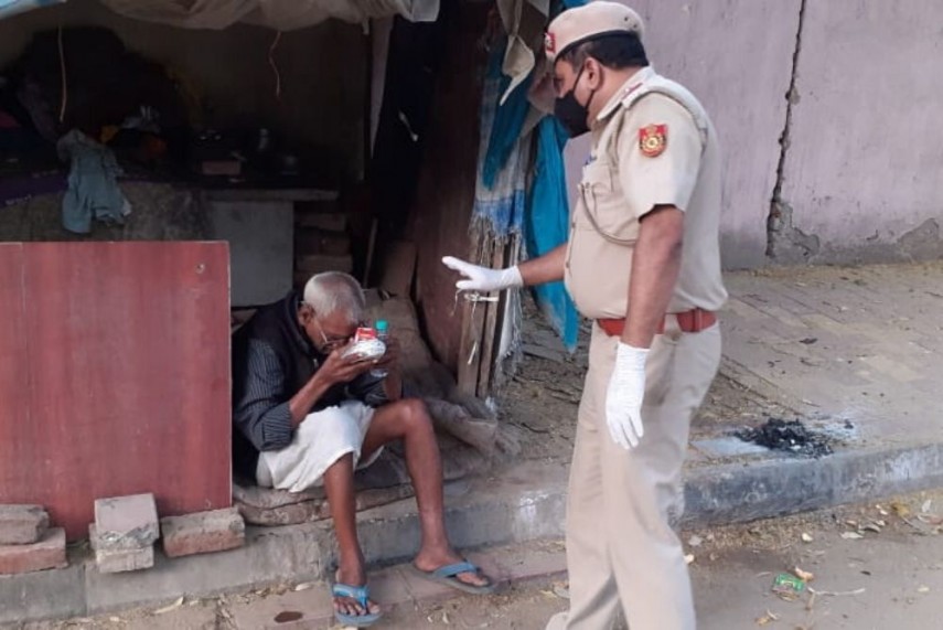 दिल्ली के पुलिस अधिकारी ने पेश की मिसाल, 350 गरीब परिवारों की कर रहा मदद