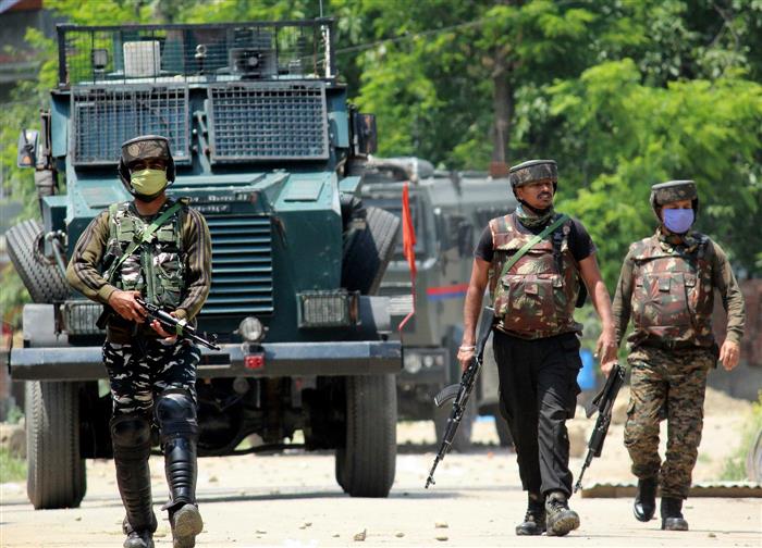 कश्मीर के शोपियां जिले में सुरक्षा बलों ने तीन आतंकियों को मार गिराया